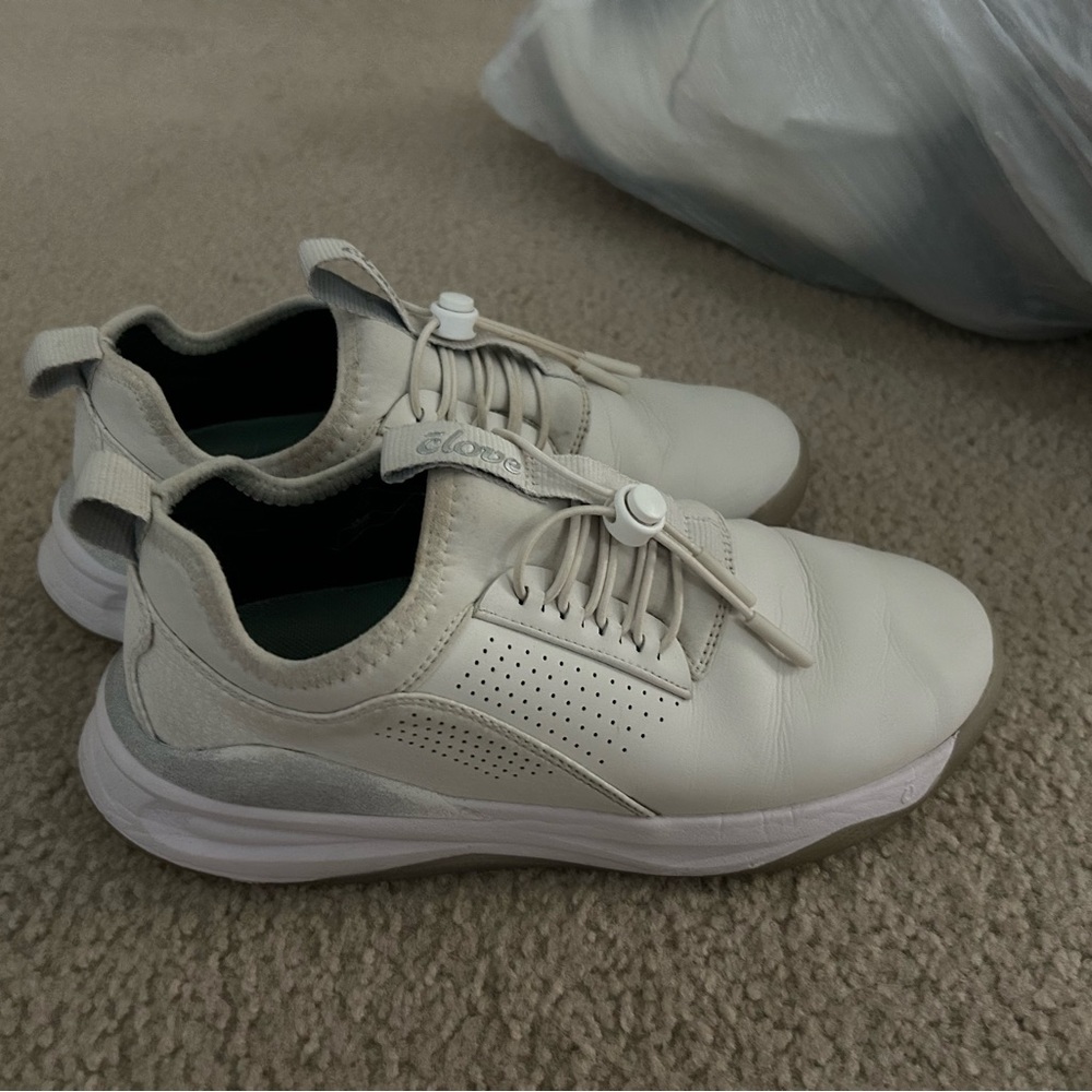 Cloves nursing shoes